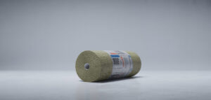 En detaljerad bild av isolering på rulle, med fokus på dess förpackning och textur, vilket illustrerar begreppet isolering på rulle.